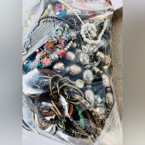 Vintage & Modern Gold & Silver Tone Mixed Metal Scrap/Wearable Jewelry Lot 7.5lb - Picture 4 of 14